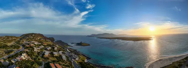 Sardunya büyüleyici plajları, kristal berrak suları, yumuşak beyaz kumları ve dramatik kaya oluşumlarıyla ünlüdür..