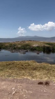 Dağlarda gölü olan bir manzara.