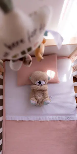 Yatak odasındaki yatakta küçük bir oyuncak.