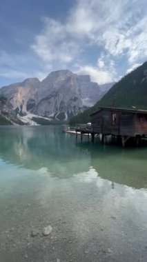 Dağlardaki güzel göl manzarası