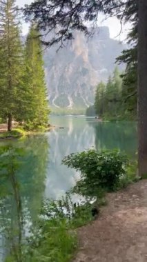 Göl ve dağ manzarası