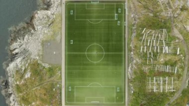 Yeşil alanda futbol sahası
