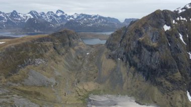 İskandinav fiyortlarındaki Norveç adasındaki dağ manzarası
