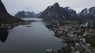 Lofoten adaları güzel ve güzel bir manzaradır.