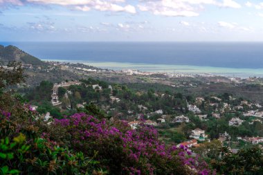 Dağlardaki güzel deniz manzarası