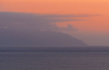 Denizin üzerinde gün batımı