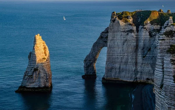 Beyaz tebeşir kayalıkları ve gün doğumunda denizin üzerinde kemer. 