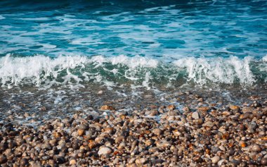 Sahilde dalgalar ve kayalar