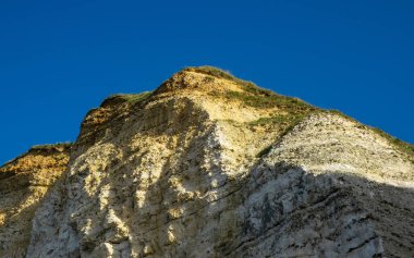Beyaz bir uçurumun tepesinde