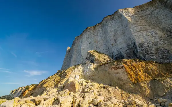 Sabahları beyaz kayalıklar
