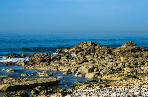 Denizin kayalık kıyıları