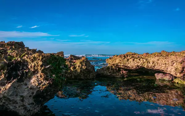 Okyanustaki taşlar ve sudaki yansıma