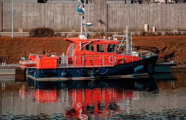 kırmızı tekne liman