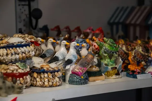 Küçük bir dükkanda hediyelik eşya.