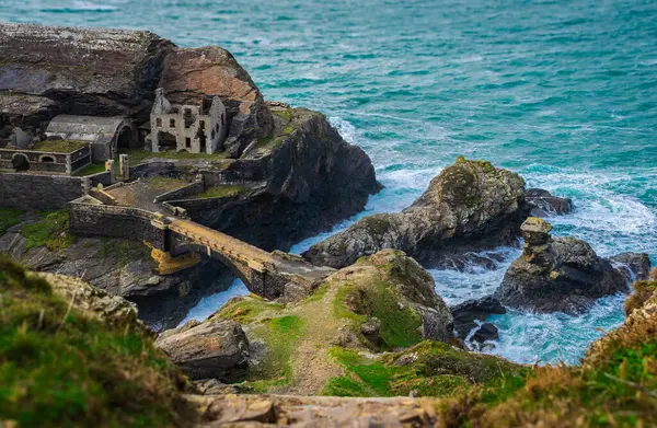 Denizin eski taş basamaklarının dikey bir fotoğrafı.