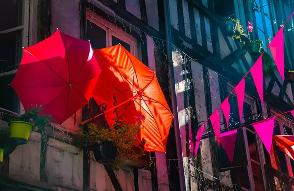 Kırmızı ambrellalı sokak manzarası