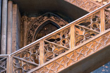 Rouen katedralindeki eski ahşap merdiven.