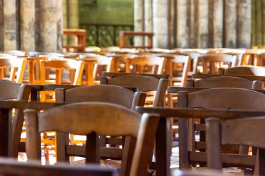 Rouen katedralinde boş sandalyeler