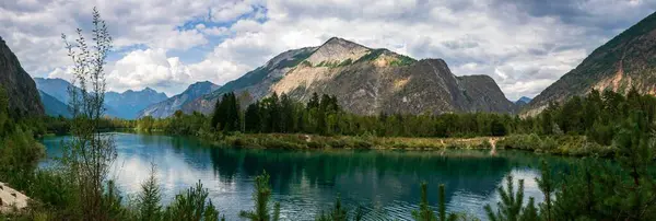 Alplerdeki dağlarda göl