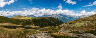 Fransız Alplerinde karlı güzel dağ manzarası