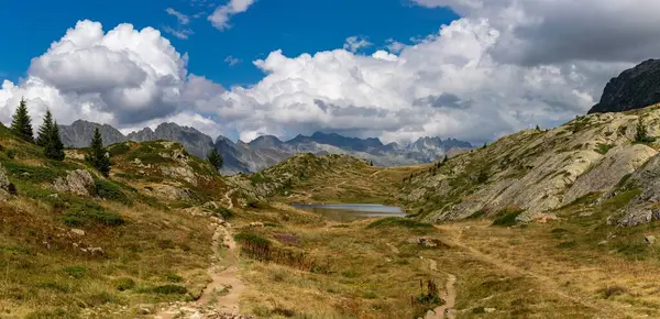 Arkasında bir dağ olan güzel bir manzara.