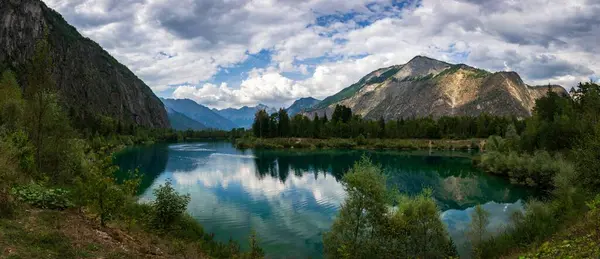 Dağlarda bir göl. Bulutlu güzel manzara