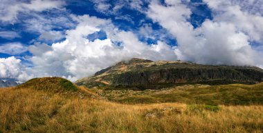 Dağları ve bulutları olan güzel bir manzara