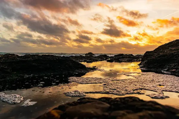 Denizin üzerinde güzel bir gün batımı