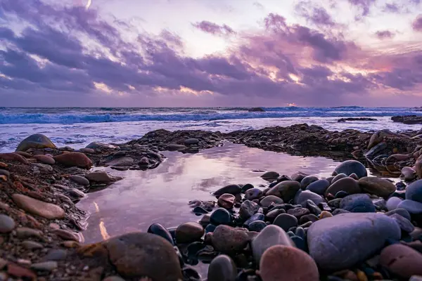 Denizin üzerinde güzel bir gün batımı. doğa arkaplanı