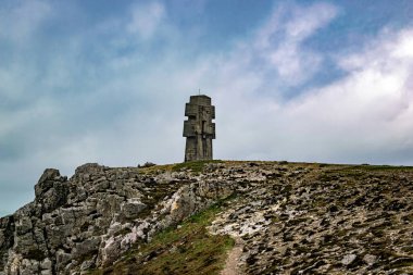 Brittany uçurumundaki eski anıt