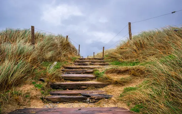 Atlantik Okyanusu kıyısındaki sahile giden tahta merdivenler.