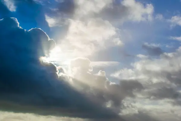 Gün doğumunda dramatik bulutlar