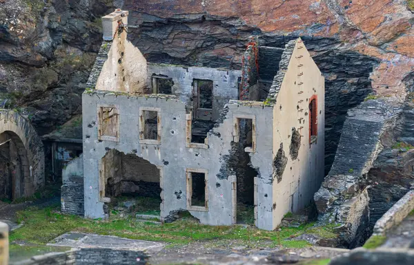 Terk edilmiş bir manastırın kalıntıları.