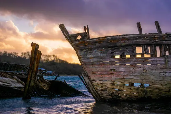 Kıyıdaki eski bir gemi enkazı