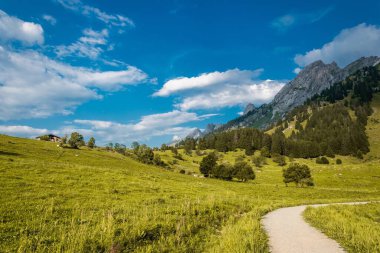 Fransız Alplerinde bir dağın güzel bir görüntüsü.