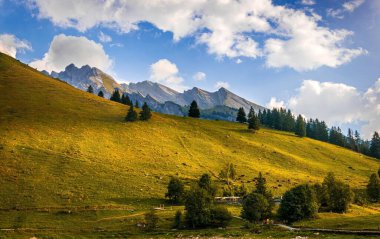 Dağları ve bulutları olan güzel bir manzara