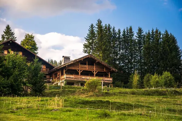 Dağlarda eski ahşap bir ev