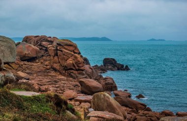 Büyük taşlı güzel bir deniz manzarası.