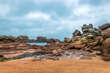 Pembe Granit Sahili 'nin kıyısındaki kayalar. 