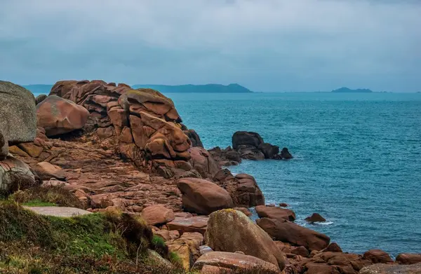 Büyük taşlı güzel bir deniz manzarası.