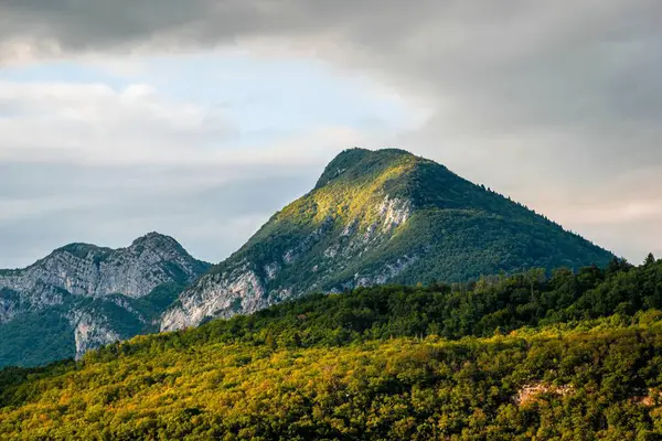 Annecy yakınlarındaki dağlarda dağ manzarası