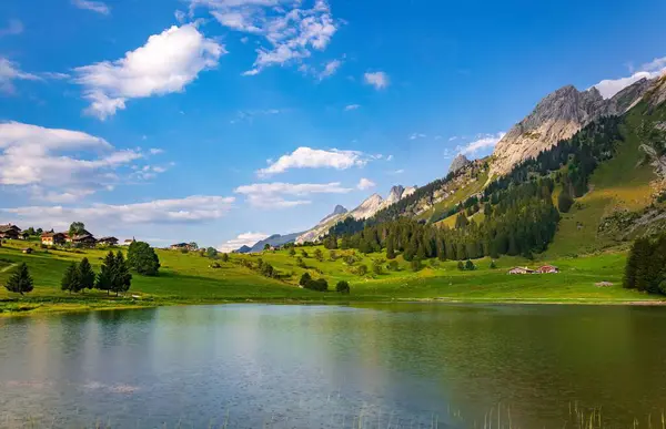 Güzel göl manzarası, Fransız Alplerindeki Lac des Confins.