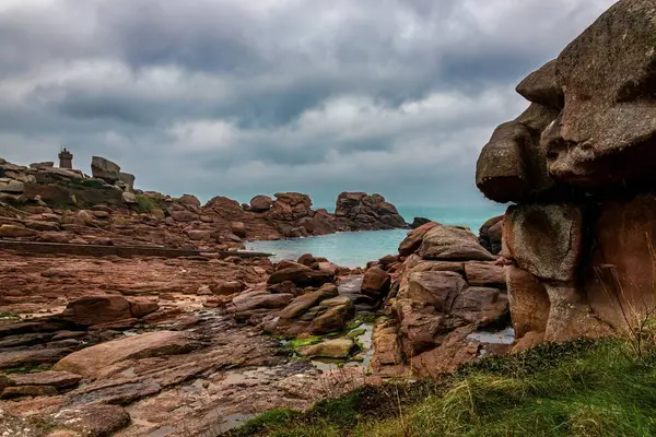 Pembe Granit Sahili 'nin kıyısındaki ünlü güzel kayalar 