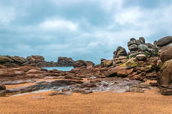 Pembe Granit Sahili 'nin kıyısındaki kayalar. 