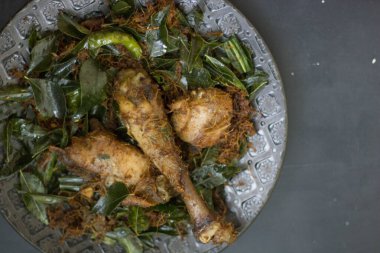 Ayam tangkap, Endonezya mutfağı. Geleneksel otlarla pişirilmiş kızarmış tavuk.. 