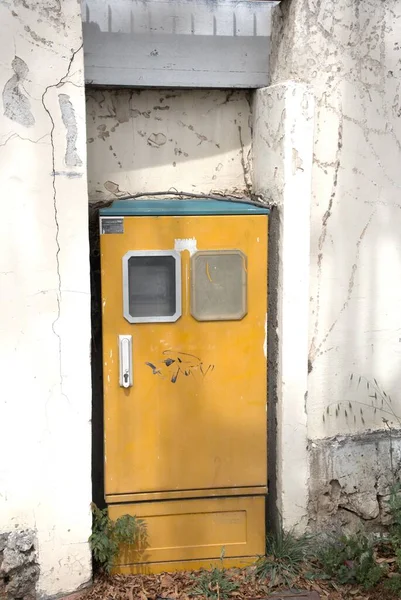 Posta kutusu. Çeşitli posta kutuları. Özel posta kutuları. Sarı.