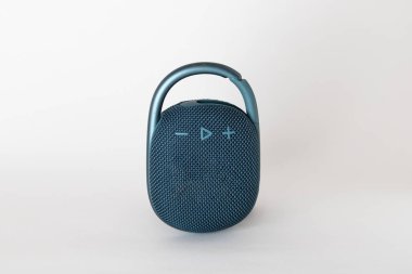 Beyaz arkaplanı olan küçük mavi kablosuz hoparlör