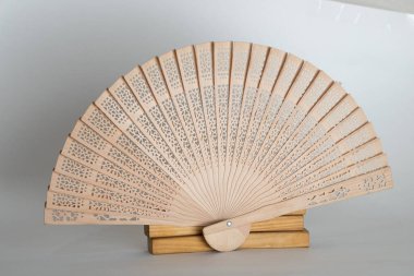 Beyaz arka planlı Asya tarzı el yelpazesi