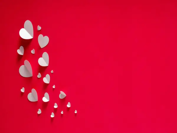 Kırmızı Kağıtlı Beyaz Kalpler Sevgililer Gününüz kutlu olsun. Anneler Günün kutlu olsun.