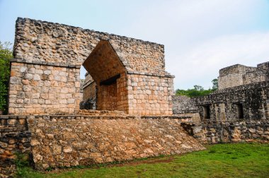 Ek Balam - Giriş Kemeri şehre giden yolun üzerine inşa edildi. Dört bir yanı da açık. Şehir kapısı olarak kullanıldı ve dini törenler için kullanıldı..